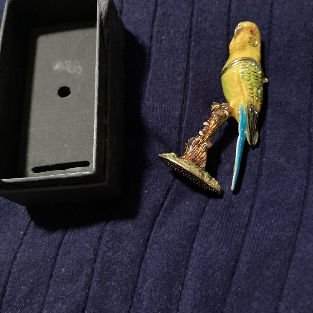 Nwt in box Enamel decorative pillbox tropical parrot bird - Picture 2 of 3